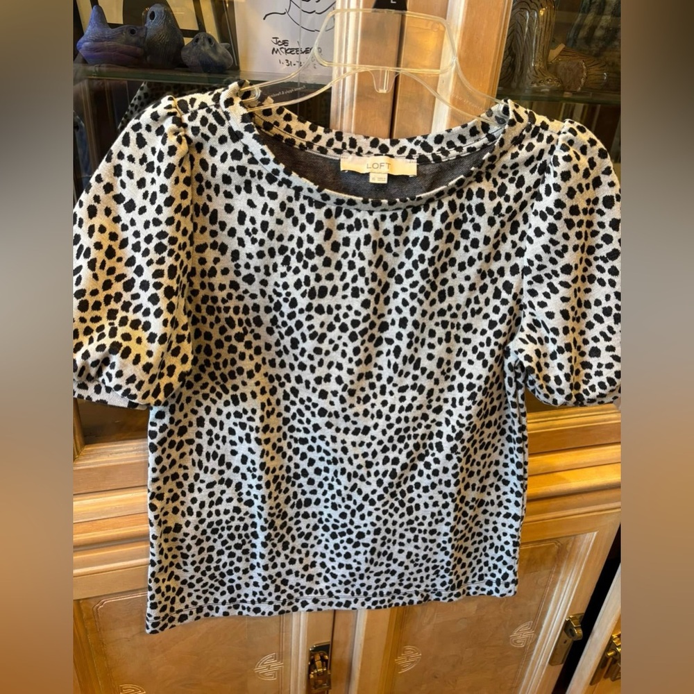 LOFT Black and White Spotted Short Sleeve Top